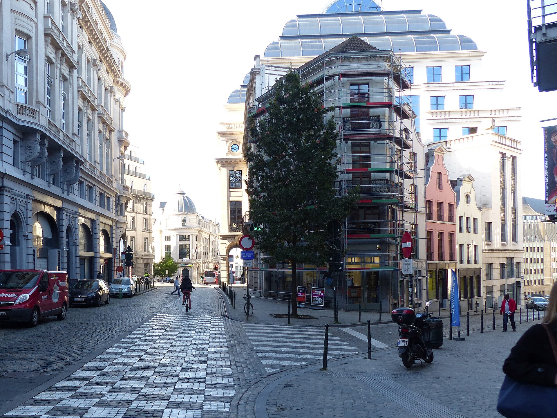 Shared cycling lane markings on Treurenberg street in Brussels
