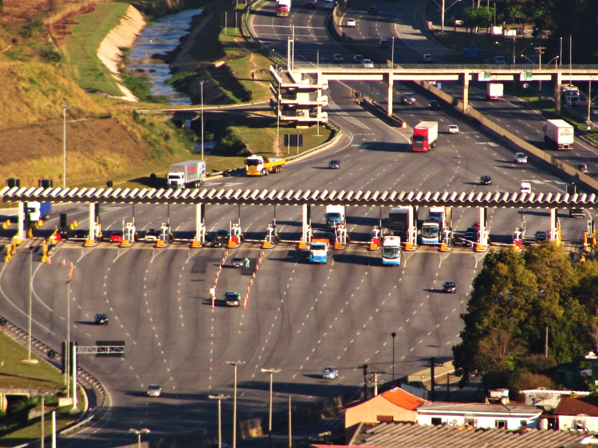 Multiple toll lanes at the Fernão Dias highway plaza near Mairiporã