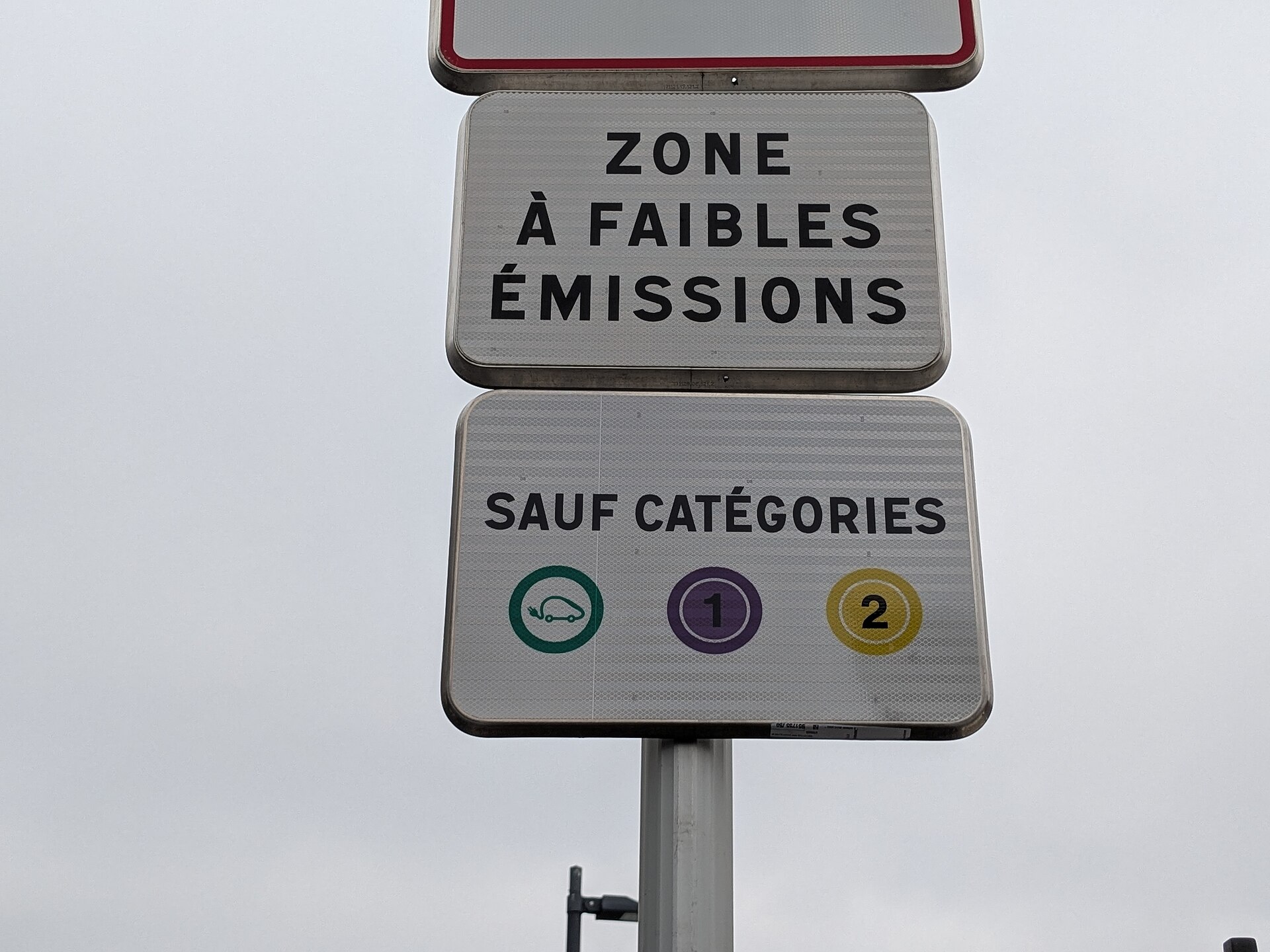 French ZFE entry sign in Lyon showing the low-emission zone and Crit’Air categories 0, 1 and 2