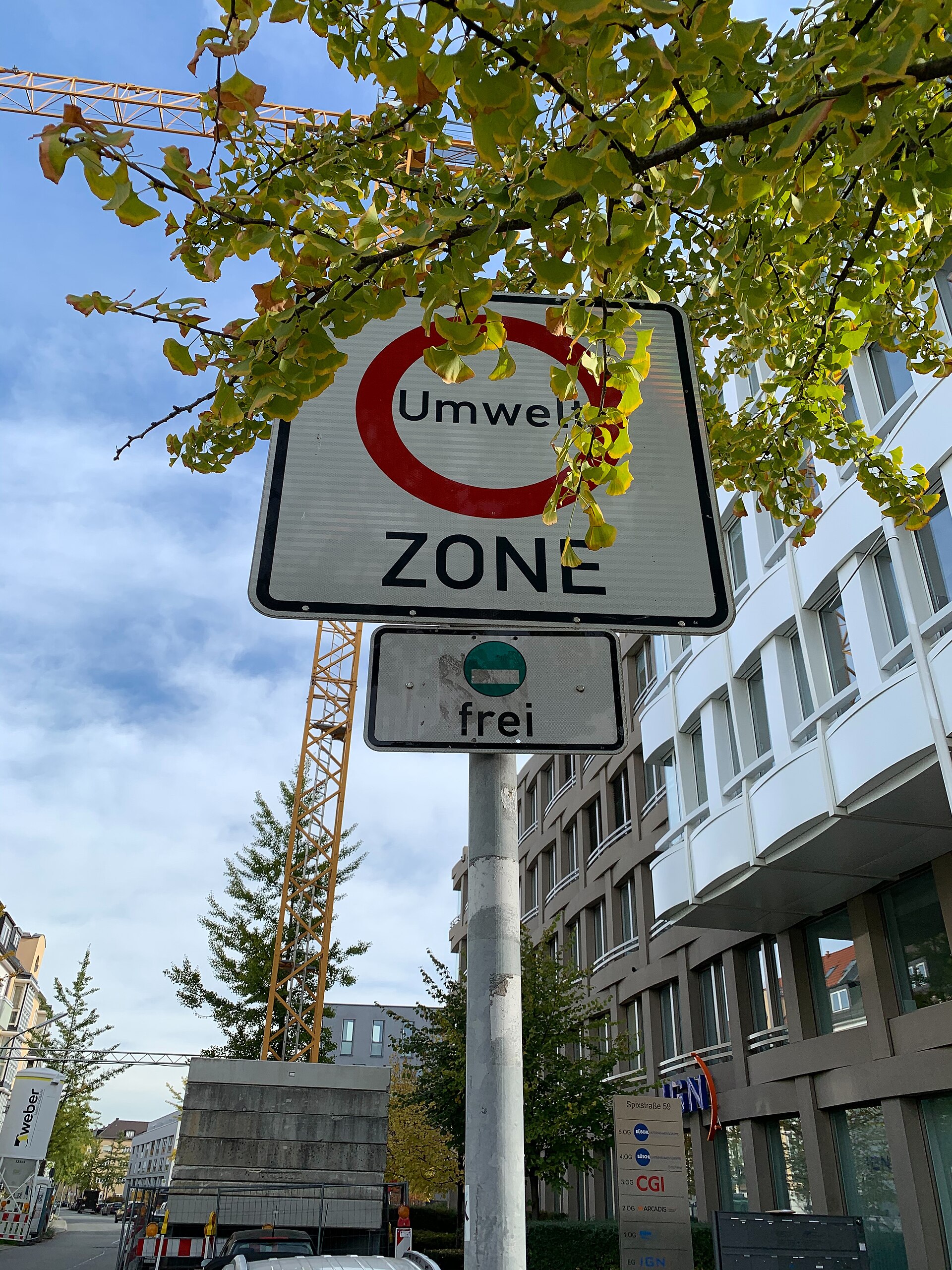 Umweltzone low-emission-zone sign in Munich with a green-sticker exemption panel