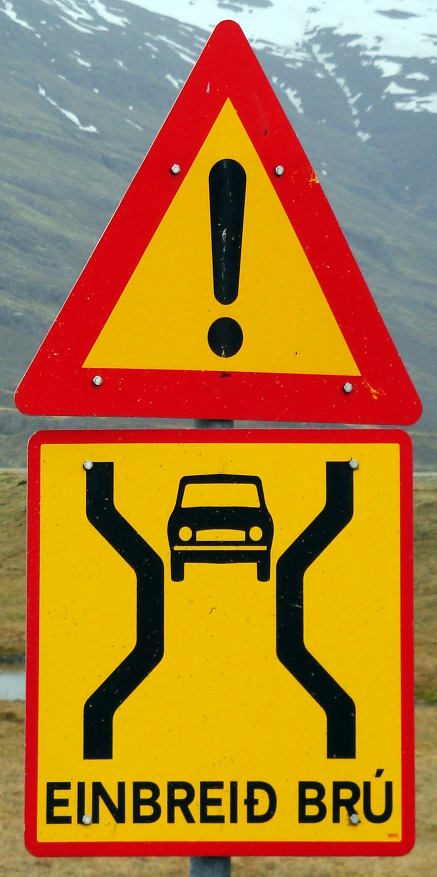Icelandic warning sign for a single-lane bridge