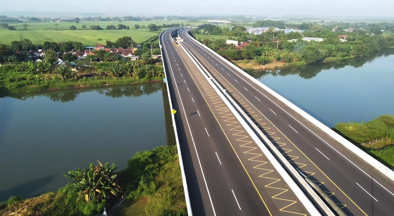 Kertosono-Mojokerto toll road over the Brantas River in Java