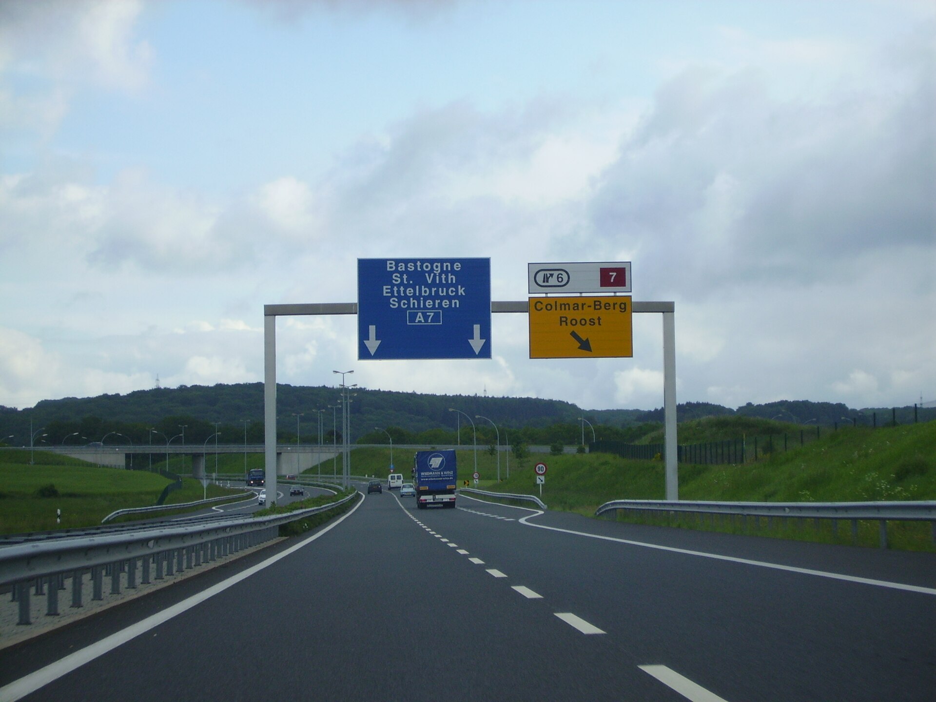 A7 motorway between Luxembourg and Ettelbruck with direction signs and divided lanes