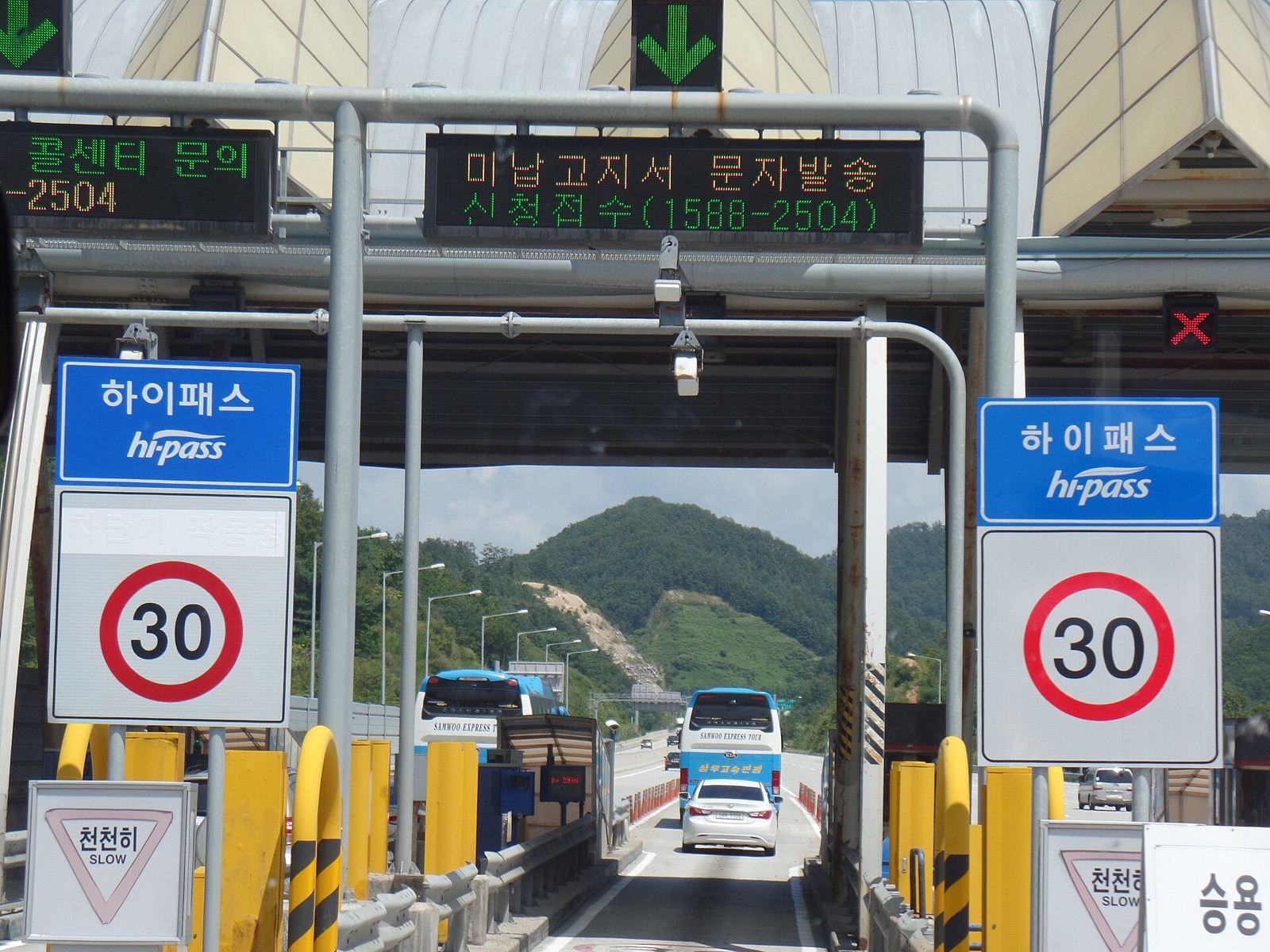 韩国高速公路收费站的 Hi-Pass 专用车道和 30 km/h 标志