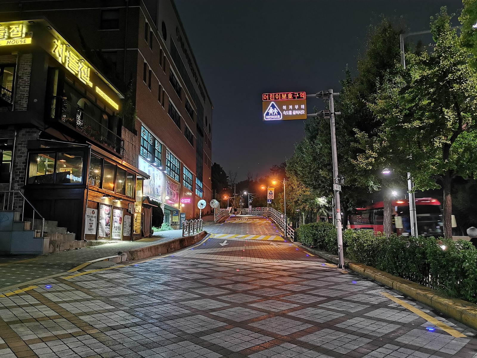 首尔夜间道路和 30 km/h 儿童保护区域标志