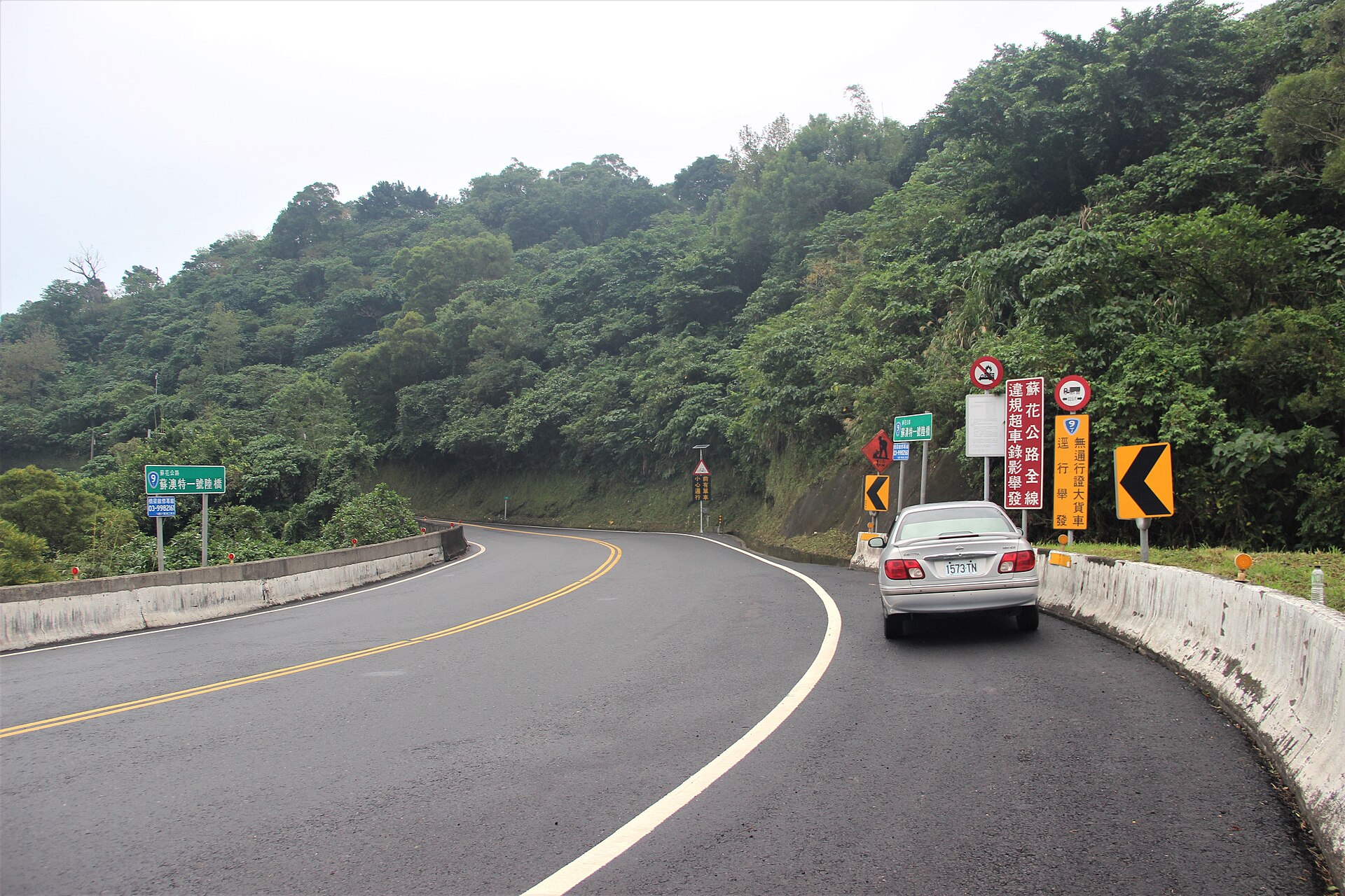 Car rounding a marked bend on Taiwan's Suhua Highway