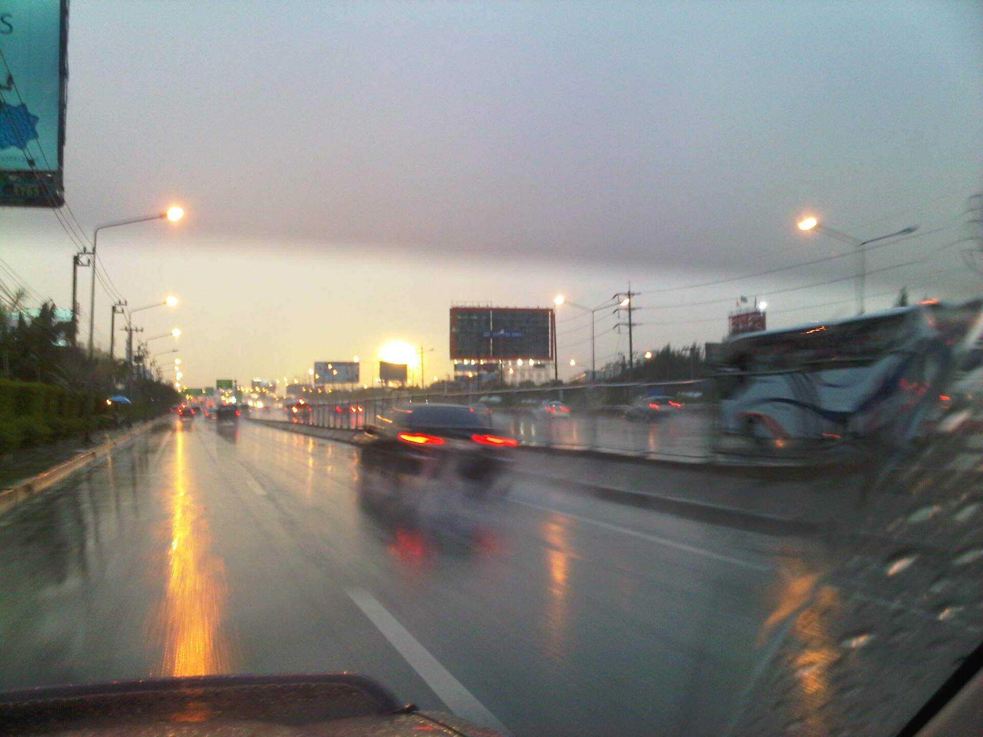 Motorway traffic heading toward Rama 9 in Bangkok